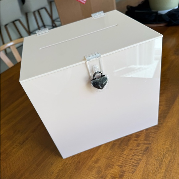 BRAND NEW: Acrylic card box with heart lock and keys - Picture 5 of 9
